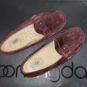 UGG Australia Ansley burgundy Velvet Flat/ Loafers